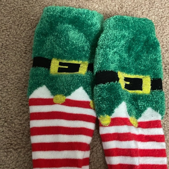 TWO (2) Pairs of Fun Women’s Christmas Socks! - Picture 5 of 5